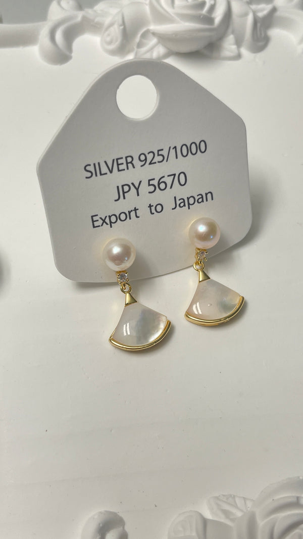 Dangling Clover grey pearl earrings